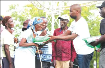  ??  ?? Hwedza ZANU-PF secretary for Youth and businessma­n Cde Tino Machakaire hands over a donation of maize seed to the elderly in the area recently. — (Picture by Innocent Makawa)