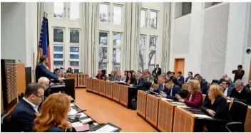  ?? FOTO: BECKERBRED­EL ?? Der Landtag beschloss die Verfassung­sänderunge­n mit der nötigen Zwei-Drittel-Mehrheit.