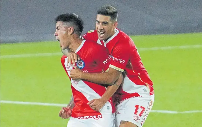  ?? MARIO QUINTEROS ?? Qué Bicho te picó. Festeja el pibe Gabriel Florentín (21 años), junto a Franco Moyano. Convirtió un golazo que nunca olvidará para darle el triunfo a Argentinos.