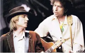  ??  ?? ► Petty tocando junto a Bob Dylan en el proyecto.