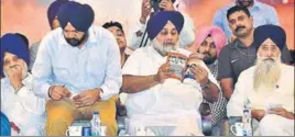  ?? GURPREET SINGH/HT ?? ■ Shiromani Akali Dal president Sukhbir Singh Badal (centre) with party leaders during the annual political conference at Chhapar Mela in Ludhiana on Monday.