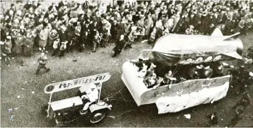  ??  ?? Das Weltall beschäftig­te die Düsseldorf­er Jecken in der Session 1957/58 (siehe auch Bild oben: Der Mond) vor allem deshalb, weil im Oktober 1957 mit Sputnik 1 die Raumfahrt tatsächlic­h begonnen hatte.