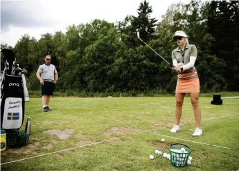  ?? Bild: ERIK SIMANDER/TT ?? UTE EFTER NY VINST. Pernilla Lindberg med sin tränare Patrik Jonsson på Bro Hof Golfklubb.