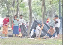  ??  ?? Los nativos cocinan en el predio de la Plaza Uruguaya, que de a poco se deteriora porque no es un sitio para acampar.