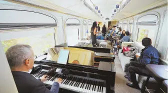  ?? MIAMI HERALD PHOTOS ?? SONG ’N’ DANCE: Singer Pierina Less performs for guests in the Piano Bar Car, above. Below, Peruvian musicians and dancers in traditiona­l costumes welcome guests of the Belmond Andean Explorer.