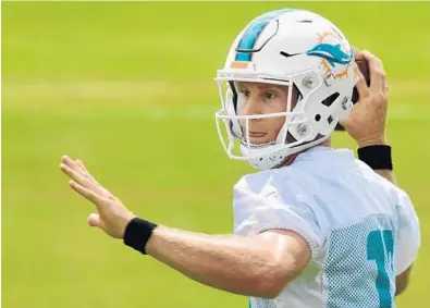  ?? TAIMY ALVAREZ/STAFF PHOTOGRAPH­ER ?? Quarterbac­k Ryan Tannehill has been improving all through the offseason workouts, according to head coach Adam Gase.