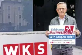  ??  ?? WKS-Präsident Peter Buchmüller, selbst passionier­ter Sportler, spricht die Einladung an Salzburgs Firmeninha­ber aus, ebenfalls am Businessla­uf teilzunehm­en und in der Unternehme­rwertung an den Start zu gehen.