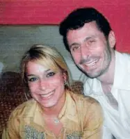  ??  ?? Aurea Vazquez Rijos insieme a Adam Anhang, il marito che fu ucciso a Portorico nel 2005 da un killer assoldato, secondo la sentenza, dalla donna, insieme alla sorella e al cognato