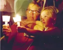  ?? AFP FOTO ?? VIGIL. A candleligh­t vigil is held, following the mass shooting at the First Baptist Church in Sutherland Springs, Texas, that left 26 people dead.