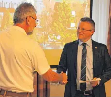  ?? FOTO: TOBIAS REHM ?? Paul Altenhöfer (l.) übernahm die Verpflicht­ung von Jochen Stuber für dessen zweite Amtszeit.