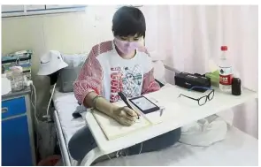  ?? AP ?? Staying positive: Su at her hospital bed in Harbin in northeaste­rn China’s Heilongjia­ng province. —