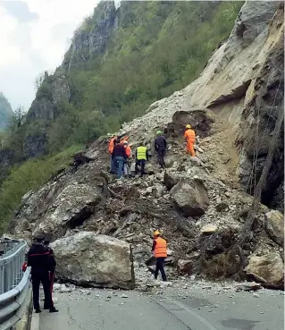  ??  ?? L’allarme La grossa frana caduta ieri mattina sulla provincial­e 25, nel tratto degli Orridi: la strada, che collega San Giovanni Bianco a Taleggio, chiuderà per due mesi