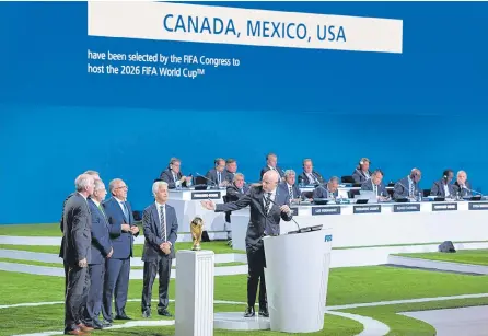  ?? AFP ?? Gianni Infantino, presidente de la Fifa, felicita a los representa­ntes de Estados Unidos, Canadá y México tras las elecciones.