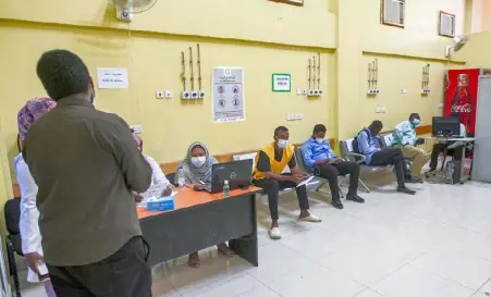  ??  ?? عاملون في القطاع الصحي السوداني يستعدون للتطعيم ضد فيروس كورونا