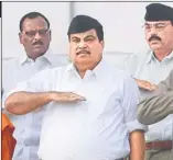  ??  ?? Nitin Gadkari (C) at an RSS rally in Nagpur.