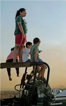  ?? (Afp) ?? Orizzonti Giovani israeliani nel kibbutz Be’eri guardano il fumo su Gaza