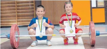  ?? FOTO: PM ?? Die Gewichtheb­er-Geschwiste­r Fabio und Mia Braunbart sicherten sich bei den baden-württember­gischen Meistersch­aften im Mehrkampf den Titel.