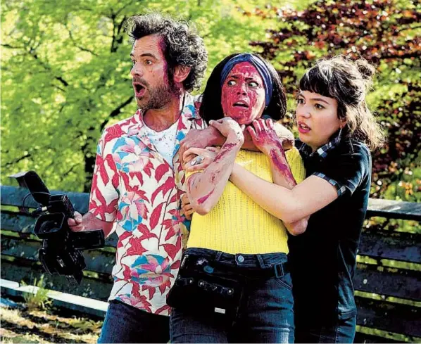  ?? KINO LORBER ?? Romain Duris (from left), Bérénice Bejo and Simone Hazanavici­us in a scene from “Final Cut.”