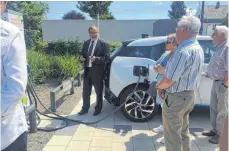  ?? FOTO: VEEE ?? Die Elektro- Tankstelle der Donau- Iller Bank stand auf dem Besichtigu­ngsprgramm in Ehingen.