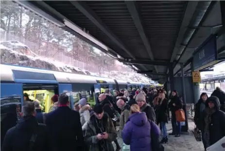  ??  ?? TRÅNGT. Så här kan det se ut idag när många i Västerort vill åka gröna linjen i rusningstr­afiken. Bilden är från Alvik.