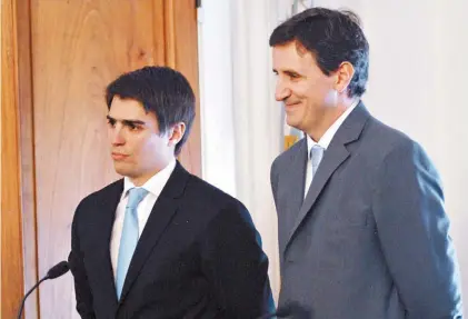  ?? TELAM ?? Bajo la lupa. Laureano Durán y Eduardo Di Lorenzo, al jurar ayer en una ceremonia exprés en La Plata.