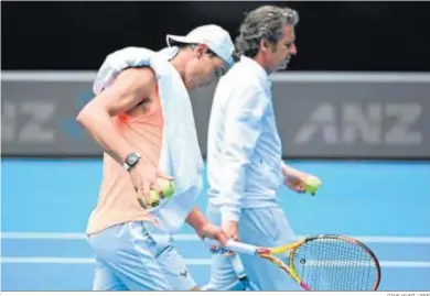  ?? DAVE HUNT / EFE ?? Rafa Nadal y su entrenador, Francis Roig, durante un entrenamie­nto de ayer en Melbourne.