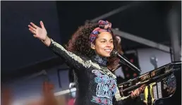  ?? FOTO: YLE ?? Alicia Keys överraskad­e fans i New York.