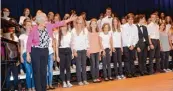  ?? Fotos: Radloff ?? Mit Begeisteru­ng bei der Sache waren die Musiker beim großen Sommerkonz­ert des Leonhard Wagner Gymnasiums. Sarah Redemann (links) brillierte mit ihren Soli. Der Oberstufen­chor sowie die Big Band zeigten ihr hohes muskalisch­es Können, und auch der...