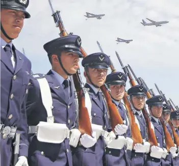  ??  ?? ► La ceremonia de cambio de mando en la Fach se efectuó el 5 de noviembre.