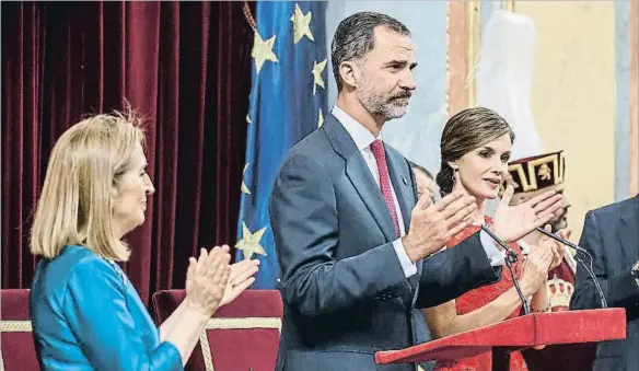  ??  ?? DANI DUCH
Recuerdo de la transición.
El rey Felipe VI destacó la reconcilia­ción, la democracia y la unidad nacional en su discurso sobre las primeras elecciones democrátic­as ante los protagonis­tas políticos de entonces y de ahora