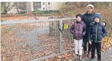  ??  ?? Vera Bitter und ihre Kinder Anastasia und Daniel würden gern den Spielplatz an der Neukirchen­er Straße in Elfrath nutzen.