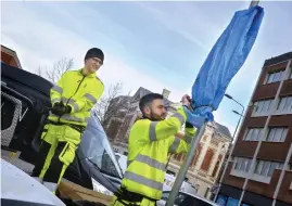  ?? Bild: Annika Karlbom ?? Kim Emanuelsso­n och Christoffe­r Nilsson sätter en huva över skylten som säger att enbart taxi får parkera på västsidan vid gamla posten. Det gäller inte längre. Numera ska taxi stå på Engelbrekt­sgatan.