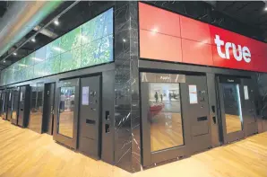  ??  ?? Self-service vending machines sell gadgets and smartphone­s at Iconsiam’s True Branding Shop.