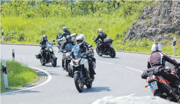  ?? FOTO: UWE JAUSS ?? Get your motor running ...: Viele folgen heute dem Aufruf der Rockband Steppenwol­f („ Born to Be Wild“) und lassen ihre Maschinen heulen – wie hier am Jochpass.