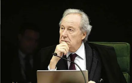  ??  ?? O ministro do STF Ricardo Lewandowsk­i, que nesta terça (14) devolveu delação de marqueteir­o para a Procurador­ia