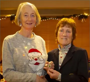  ??  ?? Pat Purcell (New Ross ladies’ Captain) with Mary Shannon, winner of the bronze spoon and the 14-hole competitio­n sponsored by Centra.