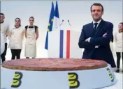  ??  ?? Hier, lors de la traditionn­elle galette des rois à l’Elysée, Emmanuel Macron a lancé : « Je veux qu’on fasse un vrai débat. Ce n’est pas un débat dont on connaît les termes et l’aboutissem­ent. » (Photo AFP)