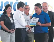  ??  ?? EDUCACIÓN. El presidente Hernández entregó los títulos a los jóvenes en Gracias.