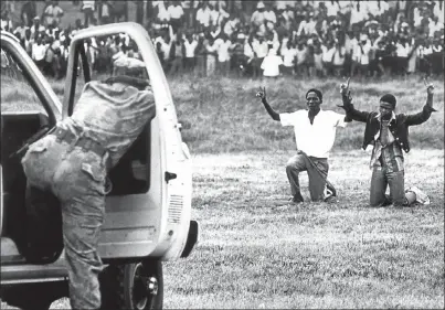  ?? Picture: JAN HAMMAN ?? COURAGE: Two young Soweto men show security forces the peace sign during the 1976 uprising