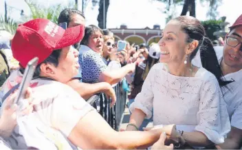  ??  ?? La abanderada de Juntos Haremos Historia, Claudia Sheinbaum, y el candidato presidenci­al, Andrés Manuel López Obrador, visitaron las delegacion­es Tlalpan, Magdalena Contreras, Cuajimalpa y Álvaro Obregón.