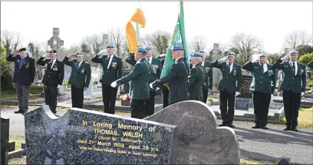  ??  ?? Former comrades of Pte Thomas Walsh salute at his graveside in Rhue Cemetery last Wednesday. Pic: Tom Callanan .