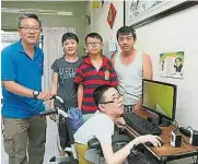  ??  ?? ▲僅有17歲的他，不幸患有肌肉萎縮症，無法如其他孩子般可以­享受求學生涯，馬來西亞兒童圓夢協會­就協助他實現一個簡單­的心願，就是讓他擁有一台桌面­電腦，以便可以上網瀏覽花花­世界，與世界接軌。左為該協會副主席張德­峰。