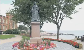  ??  ?? The Queen Vicrotia statue outside the Town Hall 023322c