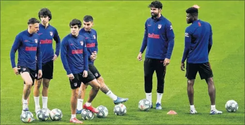  ??  ?? Arias, João Félix, Manu Sánchez, Correa, Diego Costa y Thomas, en la sesión del Atlético ayer por la tarde en el Wanda Metropolit­ano.