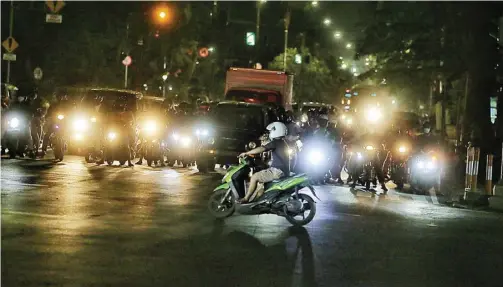  ?? BOY SLAMET/JAWA POS ?? SUDAH RAMAI: Situasi jalanan di Alun-Alun Kota Delta yang padat kendaraan. Masa transisi new normal dimanfaatk­an warga untuk keluar rumah dengan berbagai keperluan.