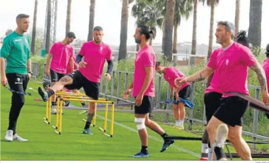  ?? JUAN AYALA ?? Mario Ortiz, con la rodilla izquierda vendada, en el entrenamie­nto físico del pasado lunes en la Ciudad Deportiva.