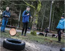  ?? Bild: ANDREAS OLSSON ?? PRICKSÄKRA. Deltagarna kastar bland annat varpa, det vill säga avhuggna träskivor, och målet består av två bildäck som ligger på marken på olika avstånd.