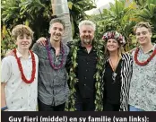  ?? ?? Guy Fieri (middel) en sy familie (van links): Jules, Hunter, Lori en Ryder.