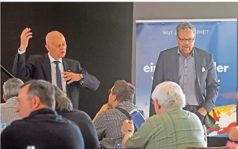  ?? FOTO: BECKERBRED­EL ?? Rudolf Müller (links) wurde gestern zum Vize-Chef der AfD Saar gewählt. Guido Reil (rechts) vom Bundesvors­tand rief die Partei zur Geschlosse­nheit auf.