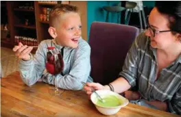  ?? FOTO: KAMILLA RUDBERG ?? Oskar Tomqak (9) prøver vegansk sorbétis sammen med mamma Justyna. Favorittre­tten hjemme er vegetarisk brokkolisu­ppe med kokosmelk.